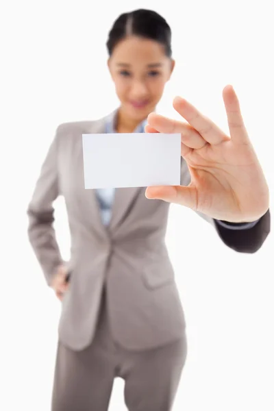 Retrato de uma mulher de negócios bonito mostrando um cartão de visita em branco — Fotografia de Stock
