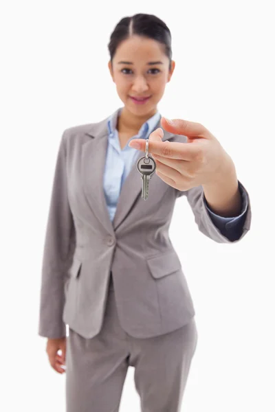 Portrét podnikatelka drží klíč — Stock fotografie