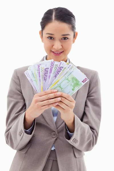 Retrato de uma empresária segurando notas bancárias — Fotografia de Stock