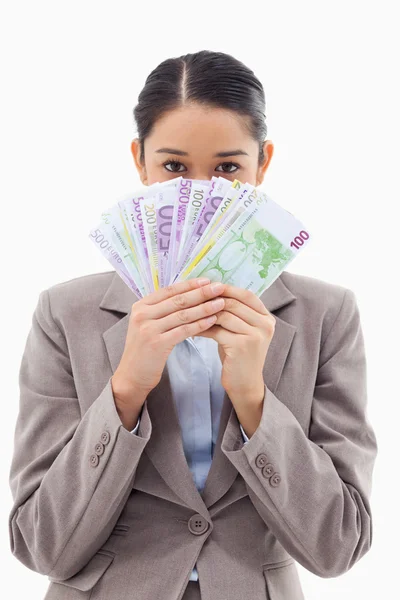 Portret van een hebzuchtige zakenvrouw houden bankbiljetten — Stockfoto