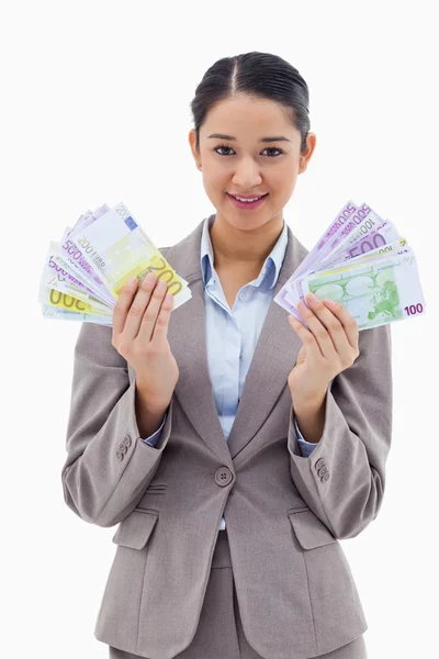 Retrato de uma mulher de negócios feliz segurando notas bancárias — Fotografia de Stock