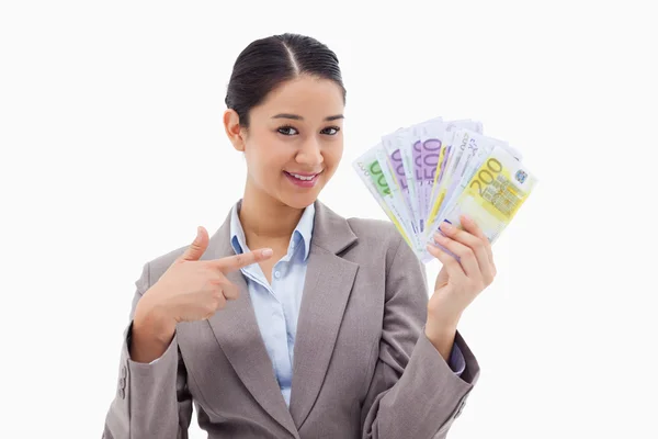 Empresária sorridente segurando notas bancárias — Fotografia de Stock