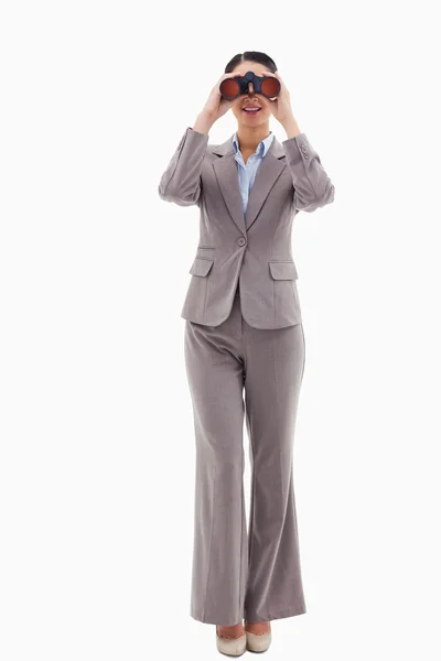 Portret van een zakenvrouw op zoek door middel van verrekijkers — Stockfoto