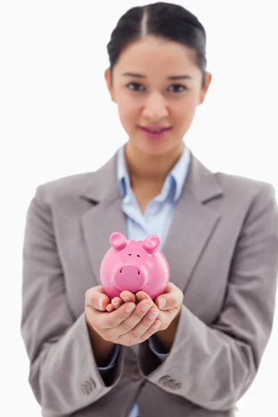Retrato de uma empresária segurando um banco porquinho — Fotografia de Stock