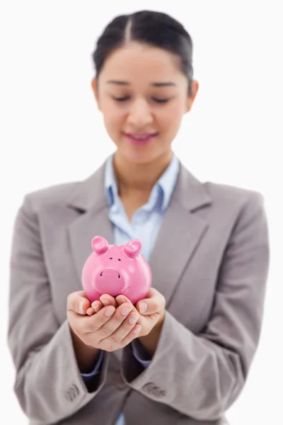 Retrato de uma jovem empresária segurando um banco porquinho — Fotografia de Stock