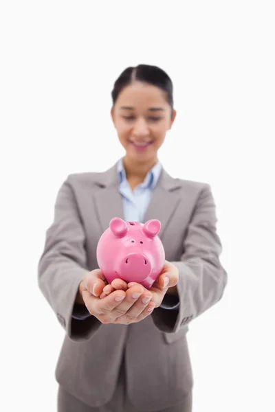 Retrato de uma mulher de negócios feliz segurando um banco porquinho — Fotografia de Stock