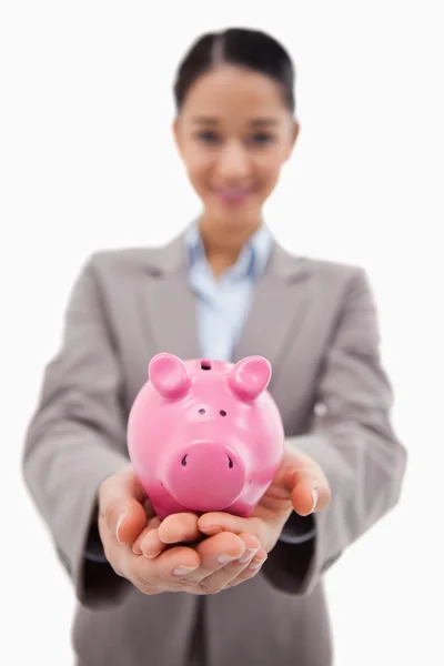 Retrato de uma mulher de negócios feliz mostrando um banco porquinho — Fotografia de Stock