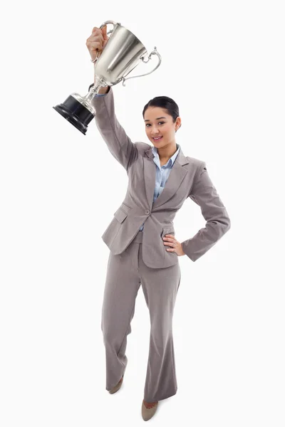 Porträt einer Geschäftsfrau, die eine Tasse zeigt — Stockfoto