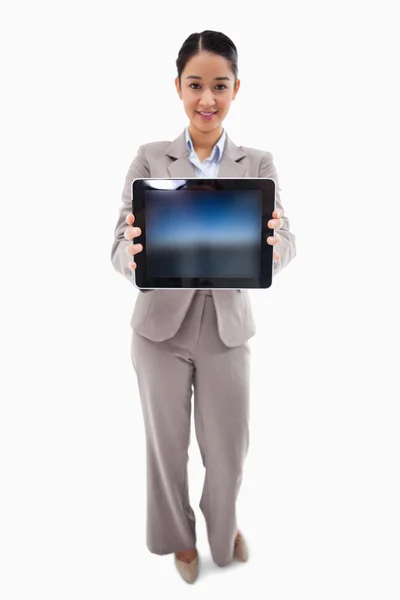 Retrato de uma mulher de negócios mostrando um computador tablet — Fotografia de Stock