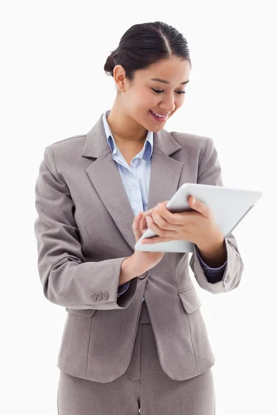 Porträt einer Geschäftsfrau mit einem Tablet-Computer — Stockfoto
