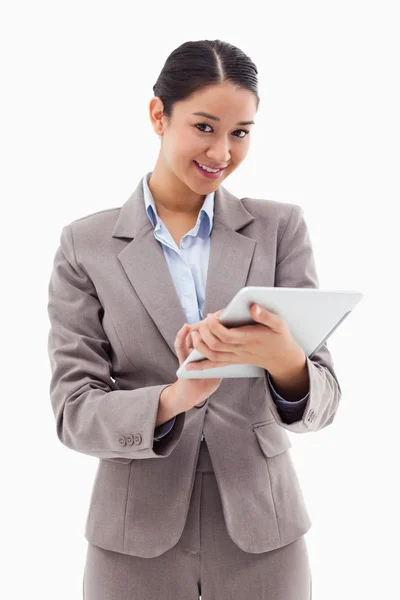 Portrét usměvavé podnikatelky pomocí tabletu — Stock fotografie