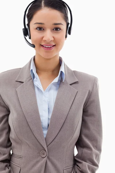Porträt einer brünetten Bedienerin, die mit einem Headset posiert — Stockfoto