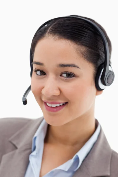 Portréja egy boldog irodai dolgozó pózol a fülhallgatóval — Stock Fotó