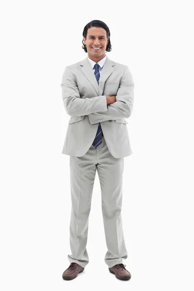 Portret pozowanie z rękami skrzyżowanymi uśmiechający się pracownika biura — Zdjęcie stockowe