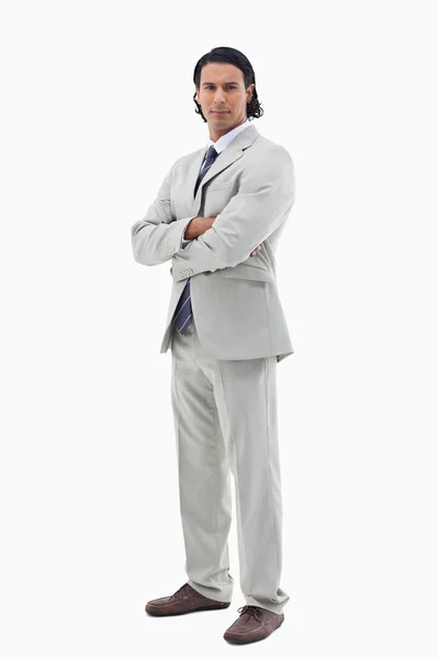 Ritratto di un impiegato serio che posa con le braccia incrociate — Foto Stock