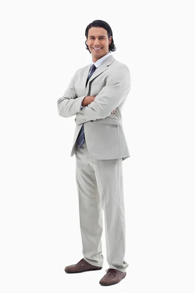 Retrato de um trabalhador de escritório feliz posando com os braços cruzados — Fotografia de Stock