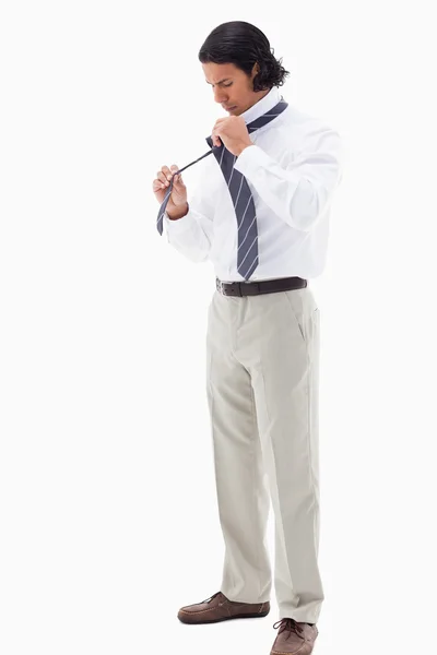 Retrato de um funcionário de escritório colocando sua gravata — Fotografia de Stock