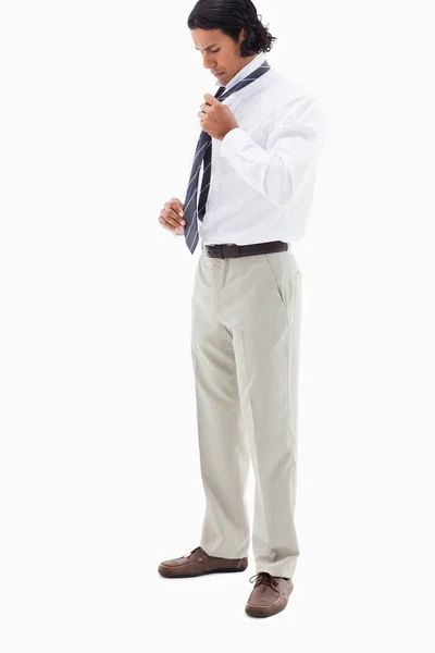 Retrato de um belo trabalhador de escritório colocando sua gravata — Fotografia de Stock