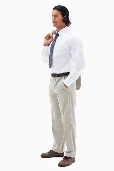 Portret van een ernstige kantoor werknemer zijn jasje houdt over zijn — Stockfoto