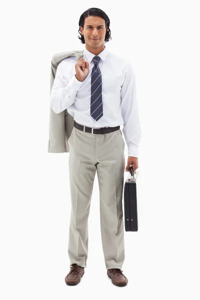 Porträtt av en kontorist som innehar sin jacka över hans axelklaffa — Stockfoto