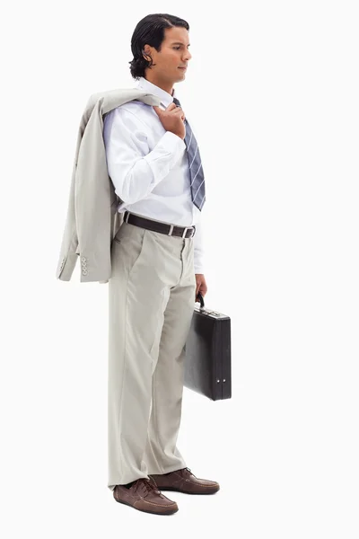 Портрет серьезного офисного работника, держащего куртку над своей — стоковое фото