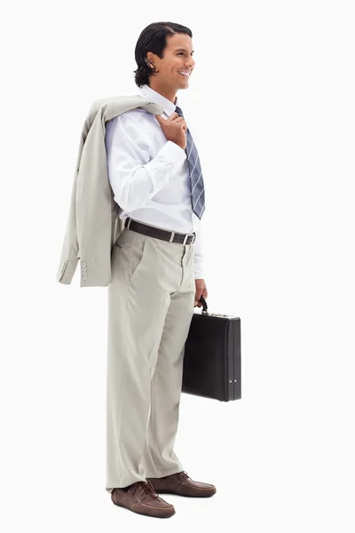 Portret pracownik biura uśmiechający się trzymając jego kurtka nad jego — Zdjęcie stockowe
