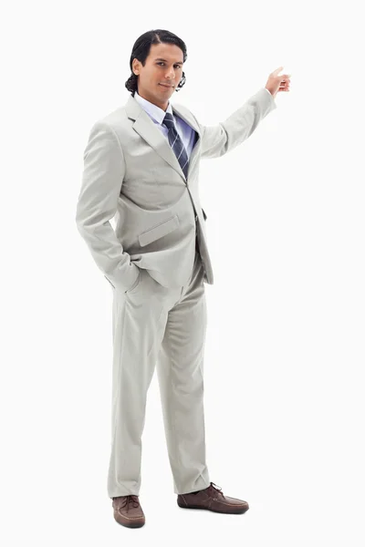 Porträtt av en stilig affärsman som pekar på en kopia utrymme — Stockfoto
