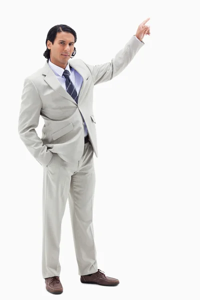 Porträt eines seriösen Geschäftsmannes, der auf einen Kopierplatz zeigt — Stockfoto