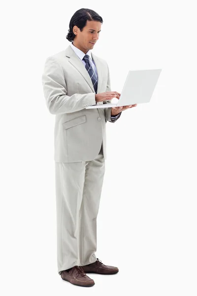 Porträtt av en affärsman som använder en bärbar dator — Stockfoto