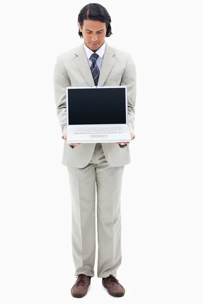 Retrato de un joven empresario mostrando un cuaderno — Foto de Stock
