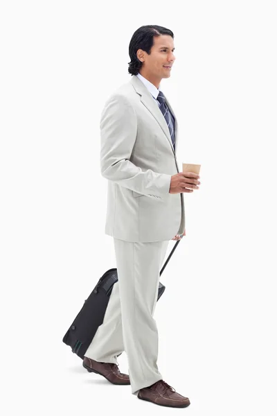 Retrato de um homem de negócios com um café e uma mala — Fotografia de Stock