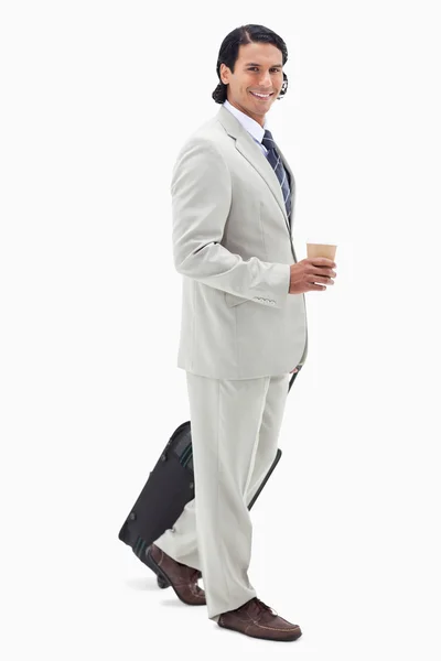 Vista lateral do homem de negócios com café e saco de trigo — Fotografia de Stock