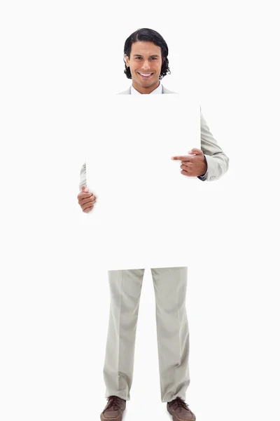 Empresário apontando para sinal em branco em suas mãos — Fotografia de Stock