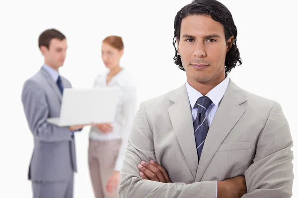 Affärsman med kollegor som arbetar på laptop — Stockfoto