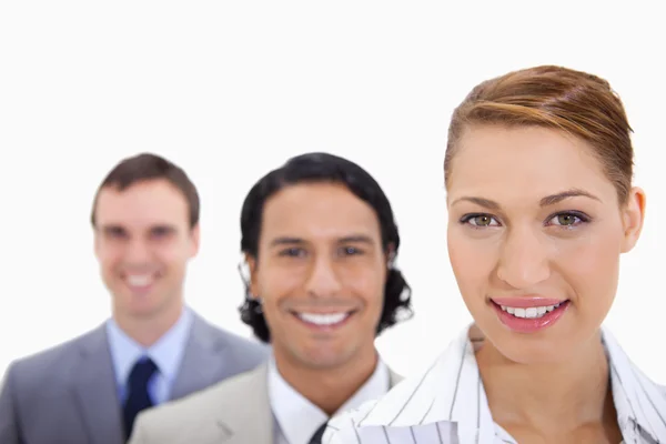 Glimlachend businessteam in de rij staan — Stockfoto