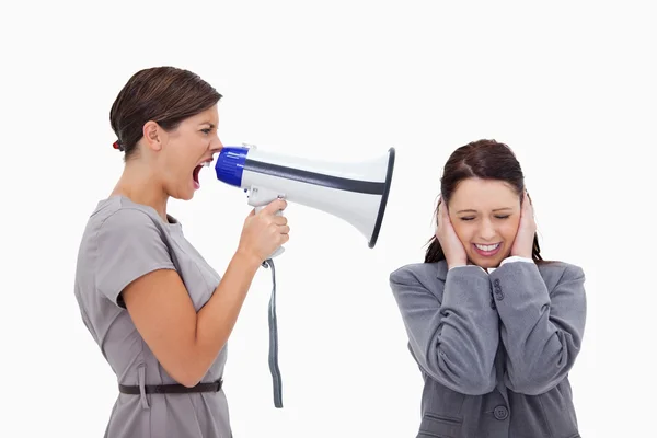 Podnikatelka na kolegu s megafon křičet — Stock fotografie