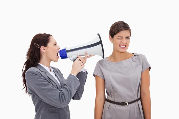 Kobieta z megafon krzyczy koleżanka — Zdjęcie stockowe