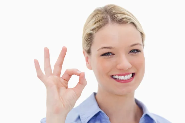 Smiling woman approves — Stock Photo, Image