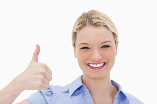 Sorrindo mulher dando polegar para cima — Fotografia de Stock