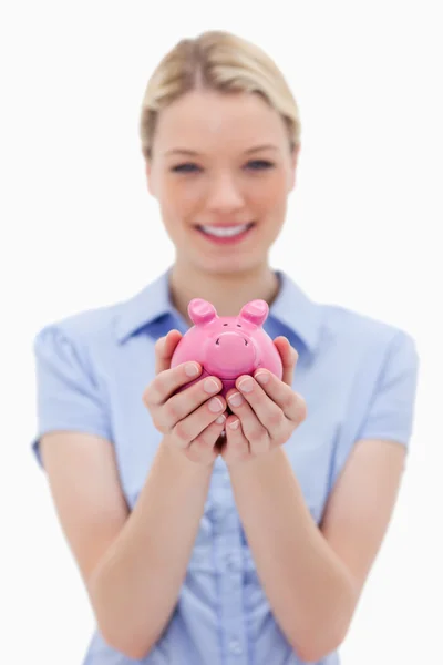 Piggy bank jest w posiadaniu młoda kobieta — Zdjęcie stockowe