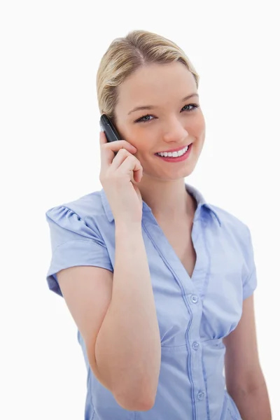 Lachende vrouw met behulp van mobiele telefoon — Stockfoto