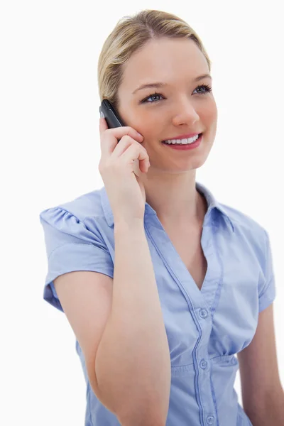 Mulher sorridente ao telefone — Fotografia de Stock