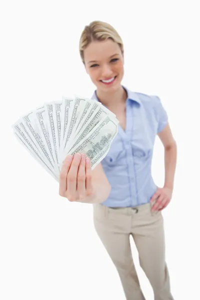 Bir kadın tarafından tutulan para — Stok fotoğraf