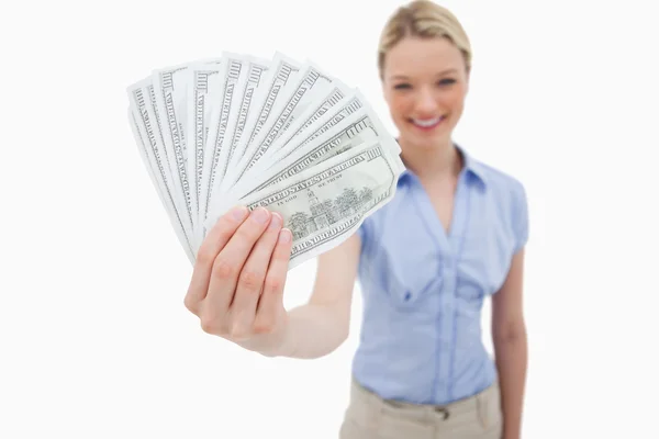 Dinheiro detido por uma mulher sorridente — Fotografia de Stock
