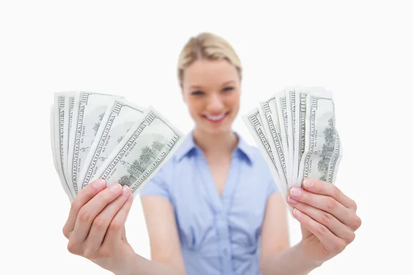 Mulher segurando dinheiro em suas mãos — Fotografia de Stock