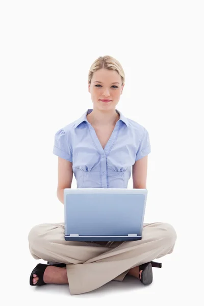 Kobieta siedząca z laptopem jej — Zdjęcie stockowe