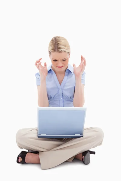 Mulher sentada e com raiva sobre seu laptop — Fotografia de Stock