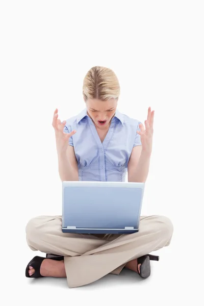 Zittende vrouw schreeuwen tegen haar laptop — Stockfoto