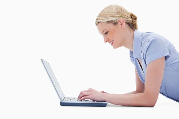 Vista lateral da mulher usando laptop — Fotografia de Stock