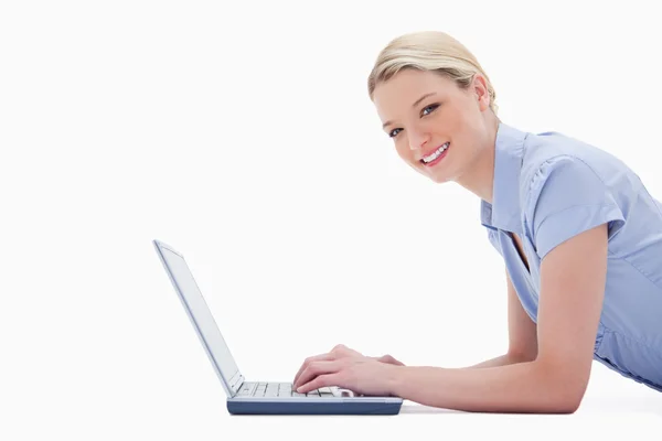 Вид сбоку улыбающейся женщины с ноутбуком — стоковое фото
